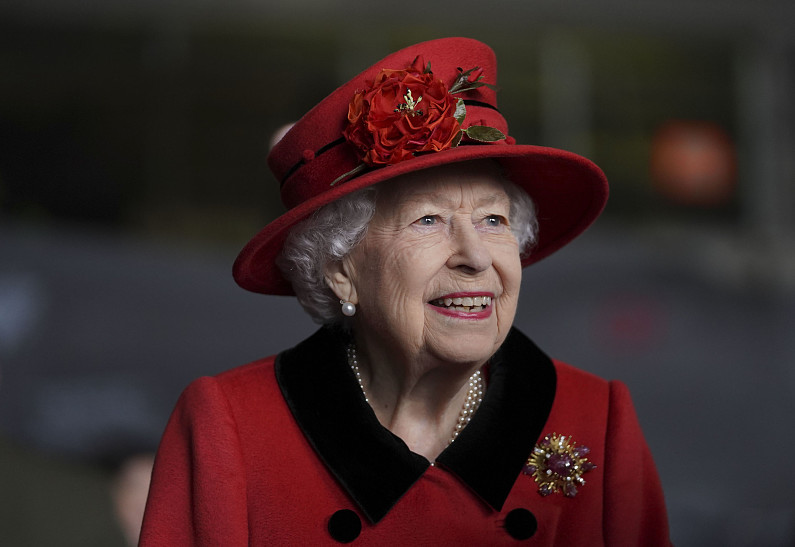Королева Великої Британії провела ніч у лікарні: що сталося