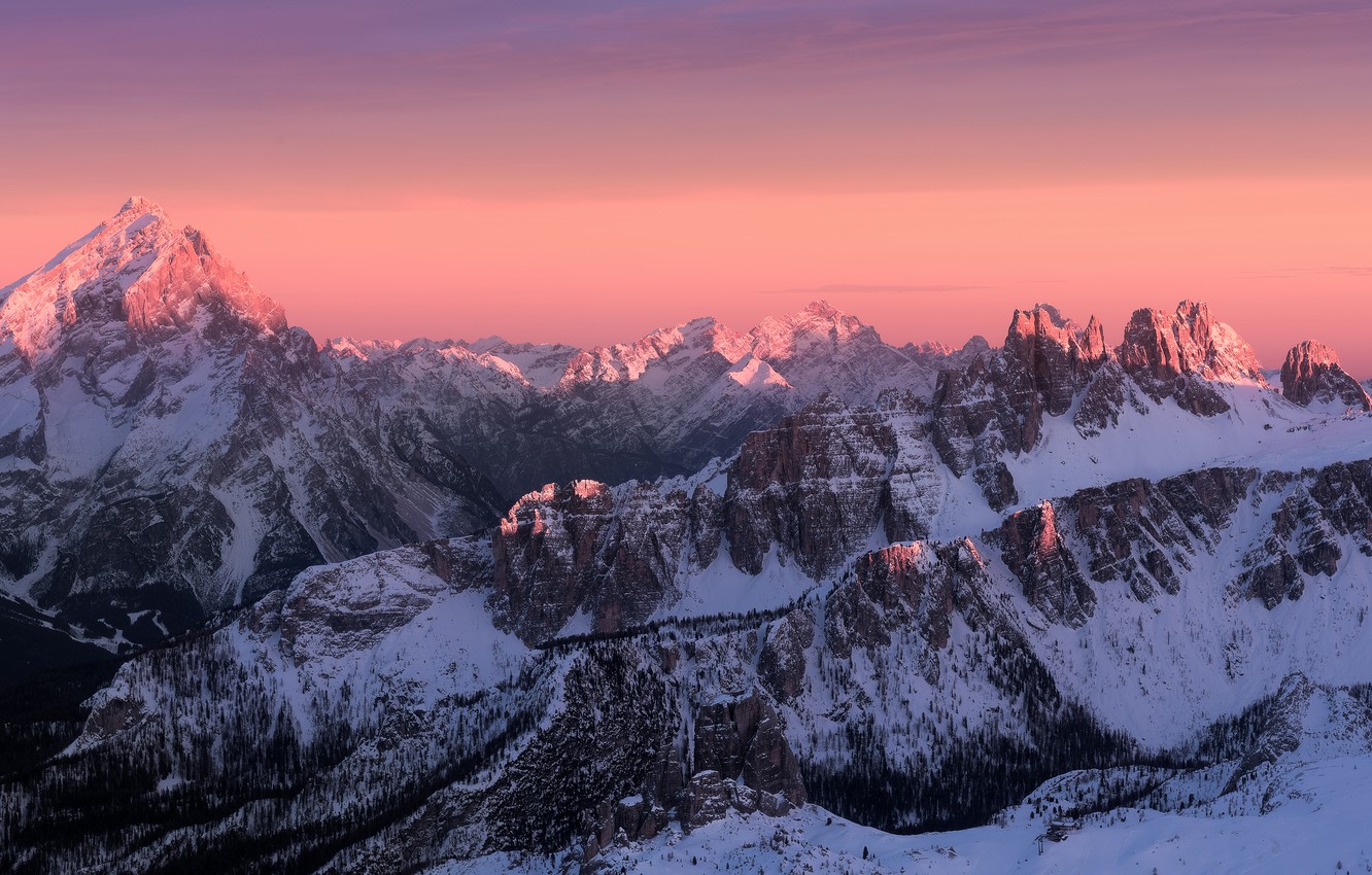 Вчені пояснили, чому сніг в Альпах став рожевим