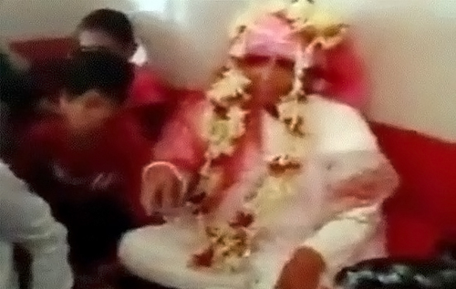 В Індії сім'я нареченої побила нареченого через лисину. ВІДЕО