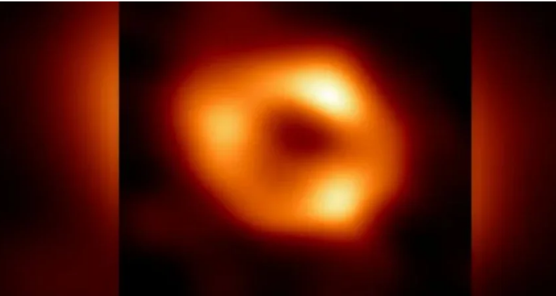 Астрофізики виявили дивну подробицю про обертання надмасивної чорної діри в центрі нашої галактики