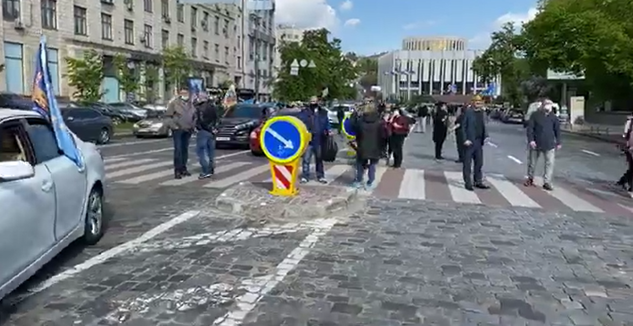 "Ми теж хочемо їсти!" Протестуючі перекрили вулицю Грушевського у Києві. ВІДЕО