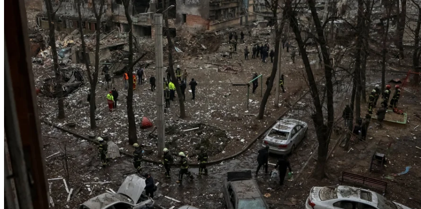 У Харкові через удар РФ повністю зруйновано під'їзд багатоповерхівки. Відомо про двох загиблих, серед поранених дитина