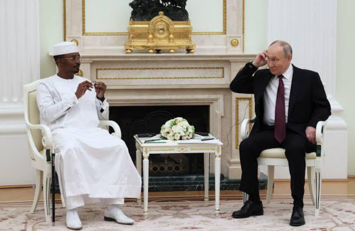 Черговий "африканський друг" Путіна не зміг впоратися з навушником для синхронного перекладу. ВІДЕО