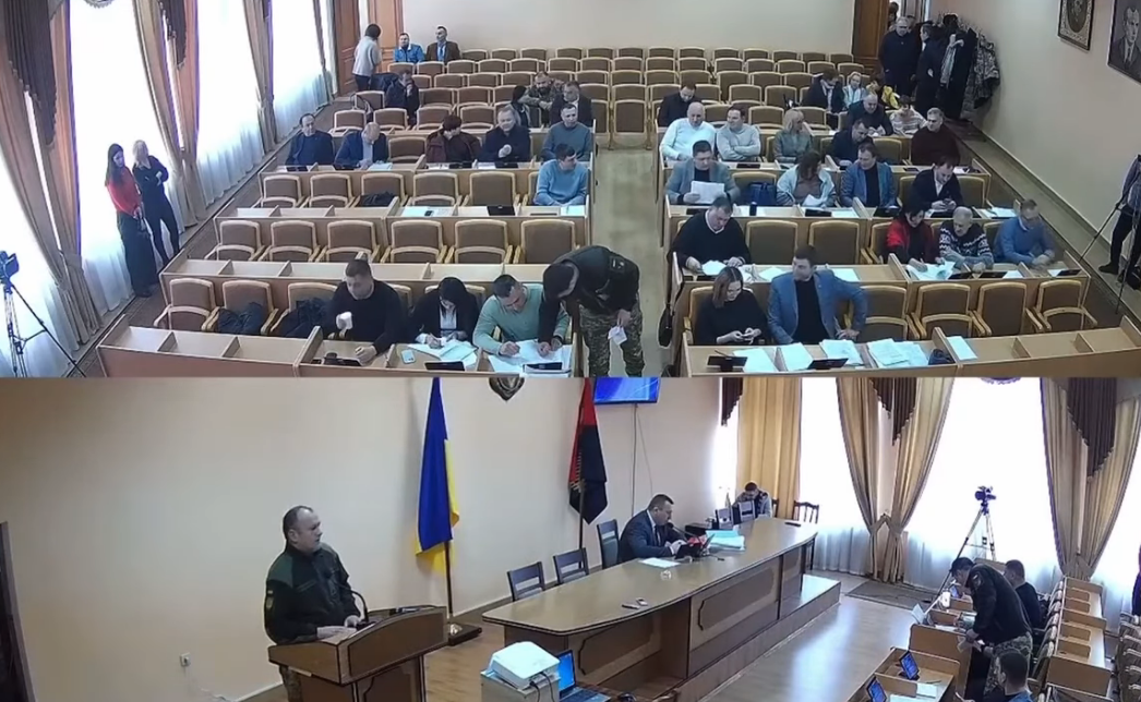 На Львівщині депутатам міськради під час сесії вручили повістки. ВІДЕО