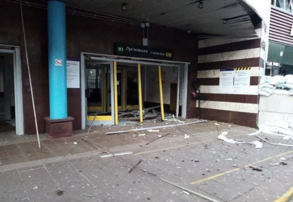 У Києві вибухова хвиля пошкодила фасад однієї зі станцій метро. ФОТО