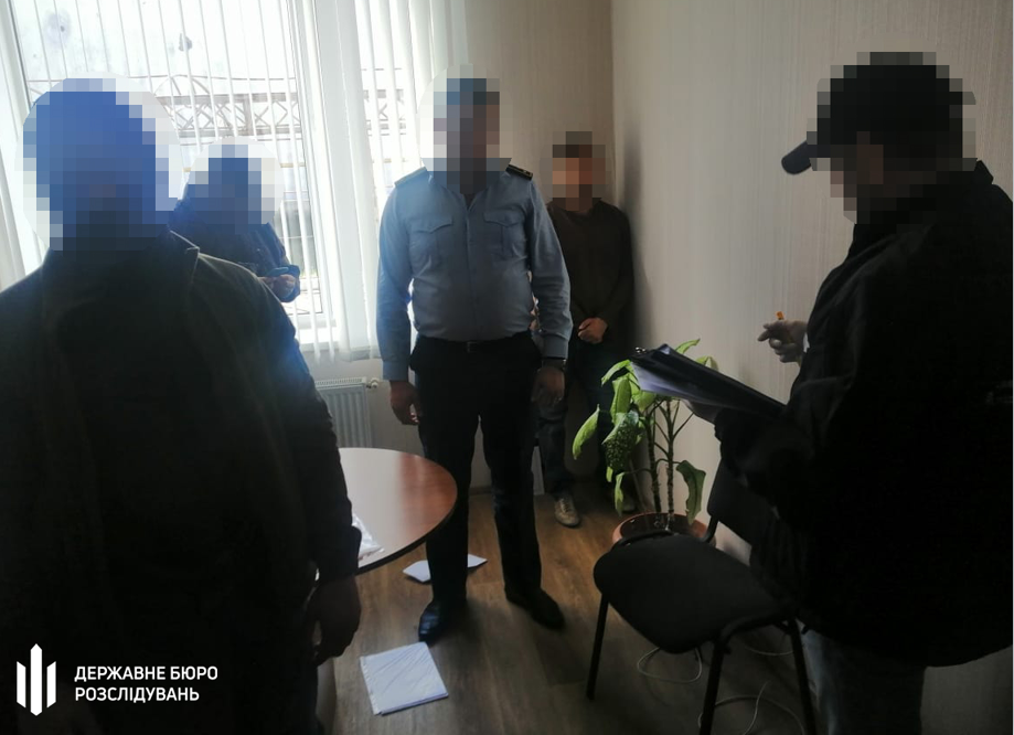 Керівника відділу одного з митних постів Одеської митниці затримали на хабарі. ФОТО