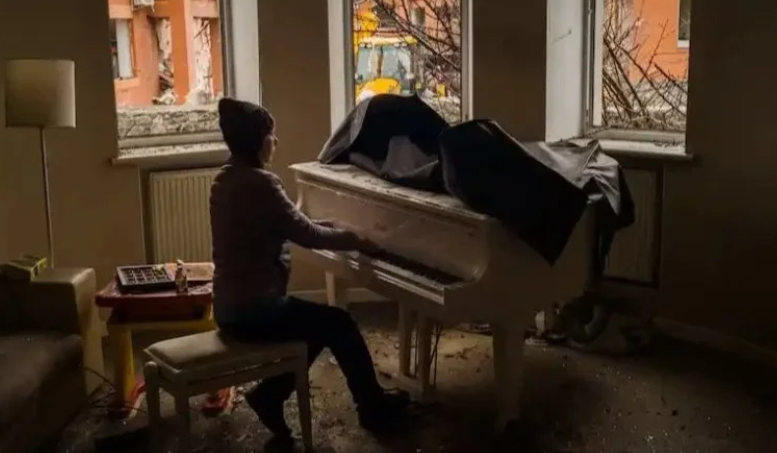 Українська піаністка зіграла на роялі у своєму зруйнованому окупантами будинку в Білій Церкві