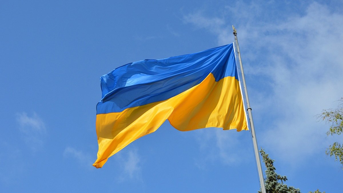 На Луганщине пьяный мужчина сжег флаг Украины