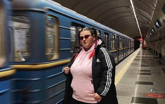 Alyona Alyona після вбивства окупантами її кума вирішила виїхати з України