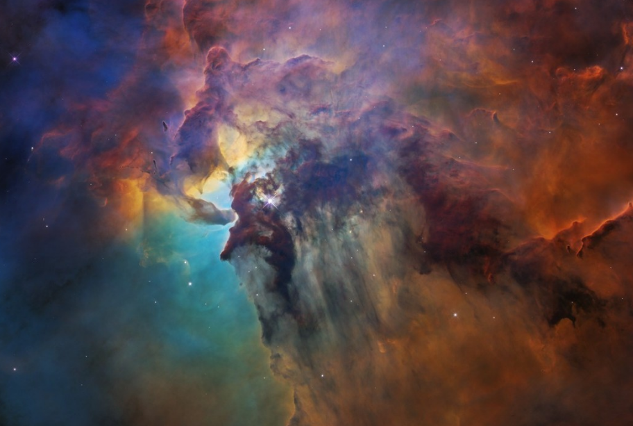 У сотні тисяч разів яскравіша за Сонце: у NASA показали знімки величезної зірки у центрі туманності Лагуна