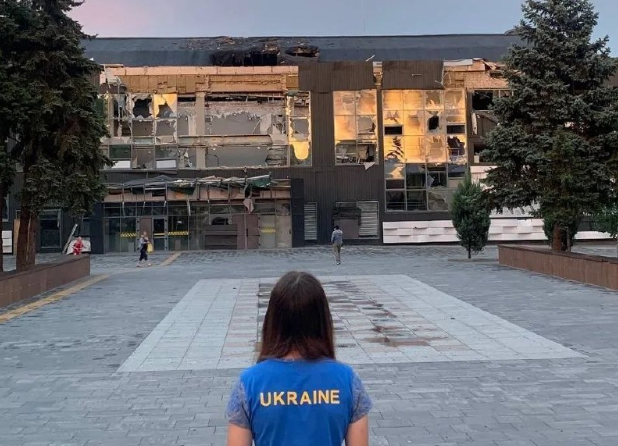 У Маріуполі дівчина вийшла на площу в футболці з написом Ukraine. ФОТО