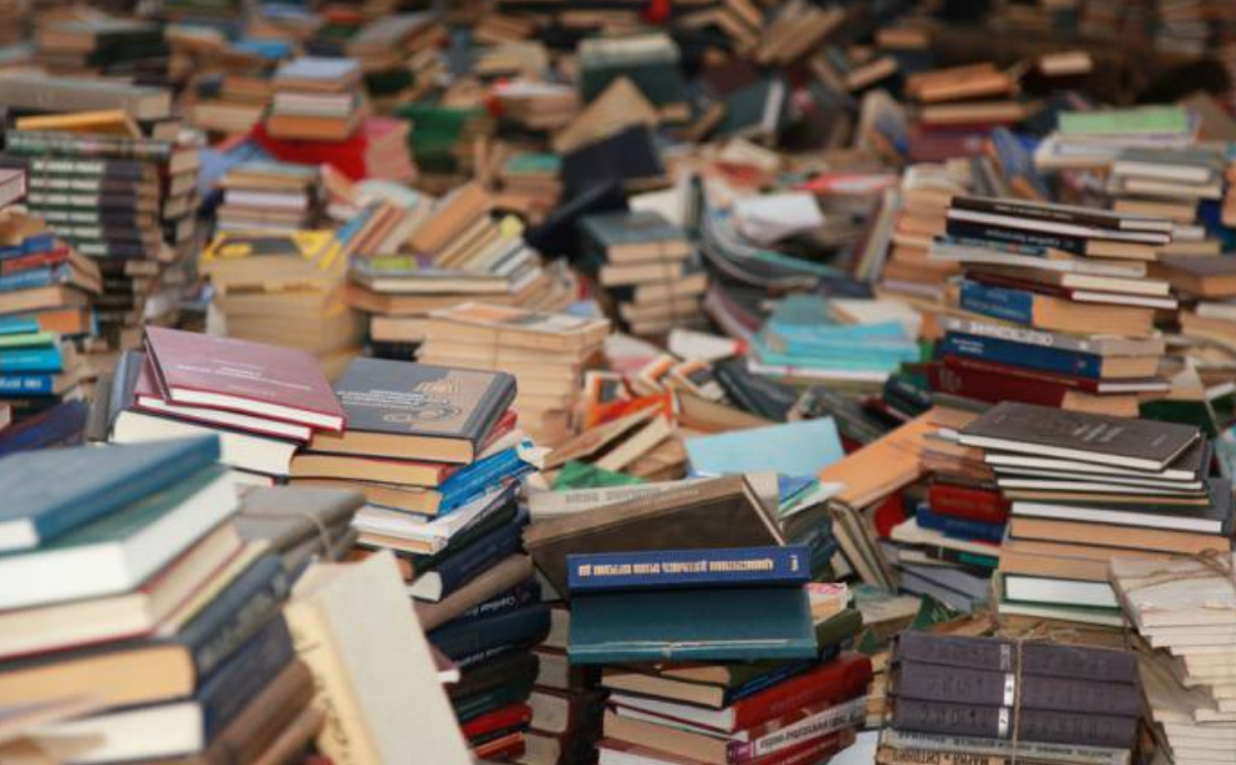 Щоб допомогти військовим, кияни здали на макулатуру 25 тонн російських книжок