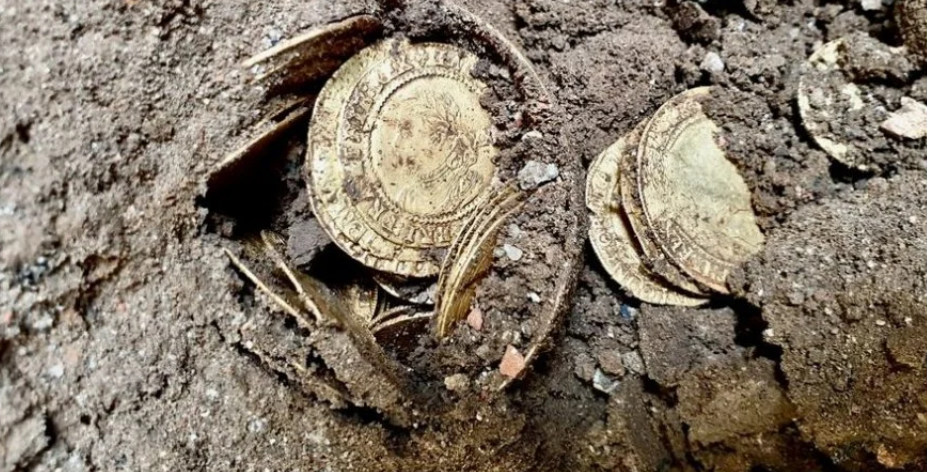 Знахідка на $288 тис. Британська родина натрапила на рідкісні золоті монети під час ремонту свого будинку