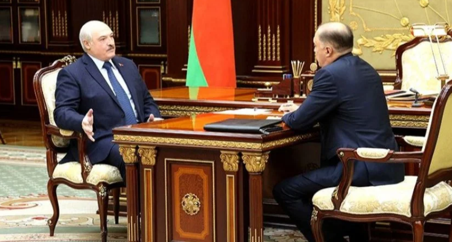 "Не допустить удару у спину РФ". Диктатор Лукашенко вкотре прогнувся перед Путіним
