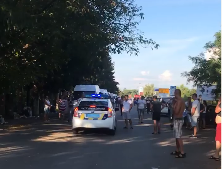 Поліція з мигалками супроводжує дорогі авто повз чергу на кордоні з Угорщиною: в мережі показали відео