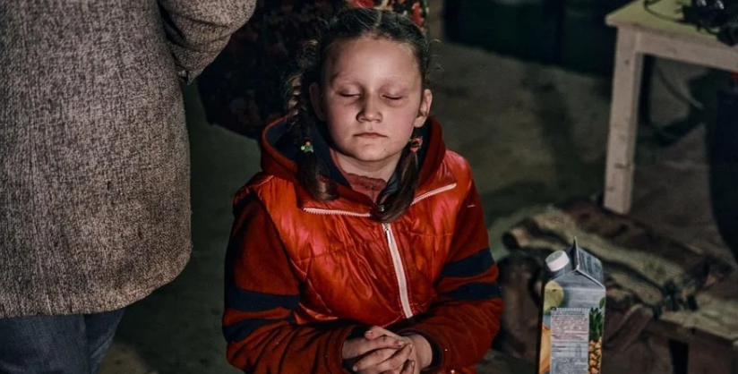 Дев’ять місяців живе у підвалі. Фотографи Ліберови розповіли історію дівчинки з Соледара, яку відмовляються евакуювати батьки