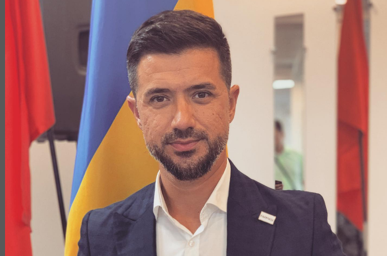 Екс-чоловік Лорак пояснив своє рішення залишитися в Україні: "Це моя батьківщина"