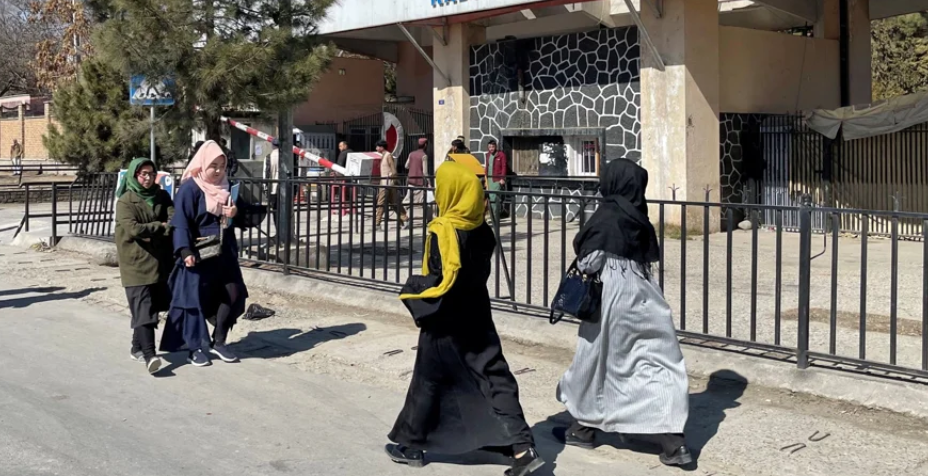 Талібан заборонив жінкам у Афганістані вчитись в університетах