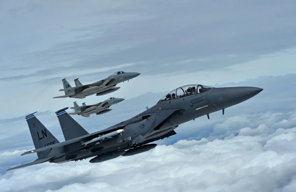 Американські винищувачі F-15 і F-16: експерт назвав умову для перелому у війні