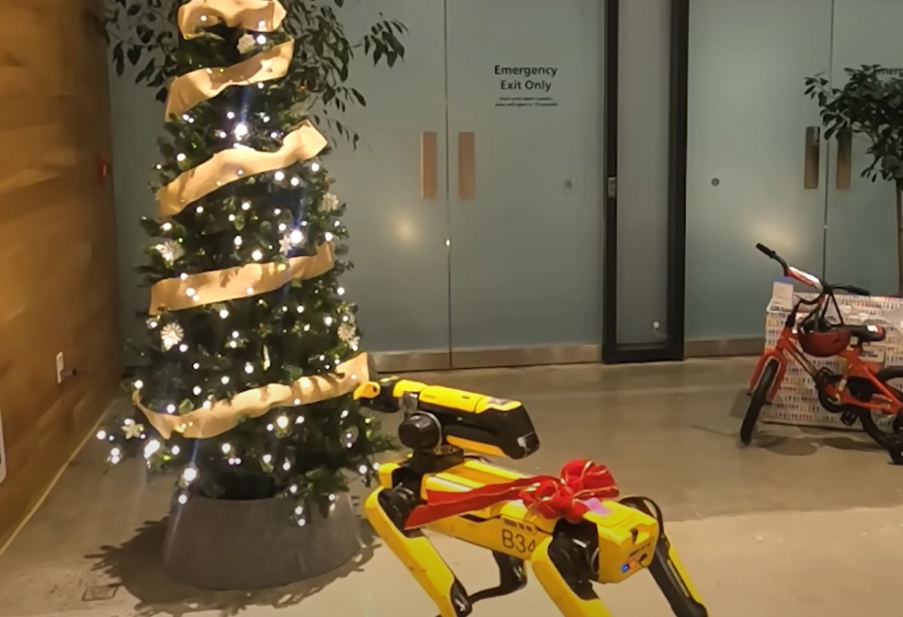 Роботи Boston Dynamics прикрасили ялинку на новорічному відео