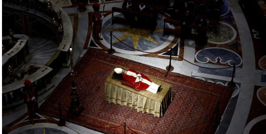  Почесті на рівні чинного понтифіка. Сьогодні у Ватикані поховають папу римського Бенедикта XVI, месу відслужить Франциск