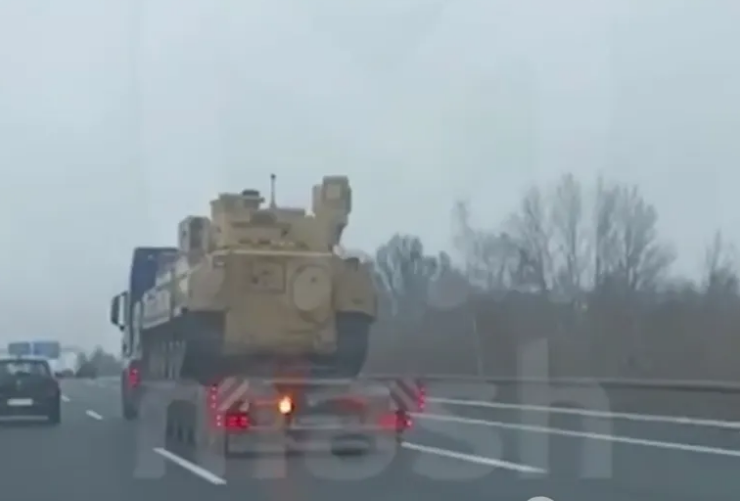 "Ви куди це везете?" Росіянин влаштував істерику в Німеччині, побачивши на трасі БМП M2 Bradley для України. ВІДЕО