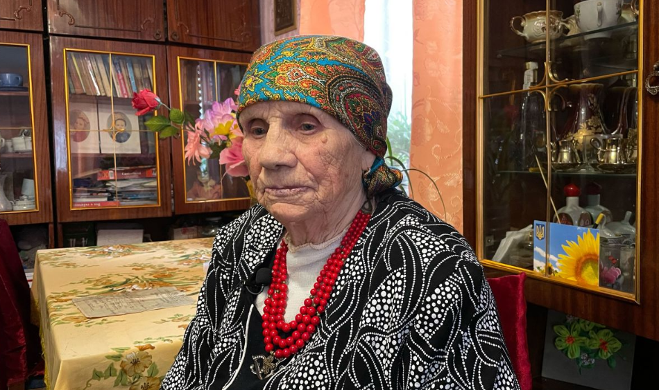 102-річна українка, яка пережила Голодомор, плете маскувальні сітки для ЗСУ: троє її внуків воюють на фронті. ФОТО