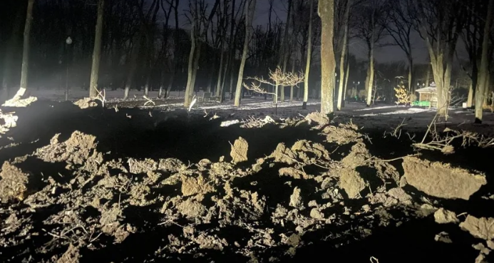 Нічна атака РФ на Харків: окупанти завдали ударів по Центральному парку, чотири ракети С-300 влучили у промисловий об'єкт