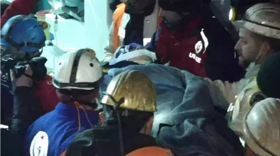 Через майже 90 годин після землетрусу в Туреччині з-під завалів врятували 17-річну дівчину