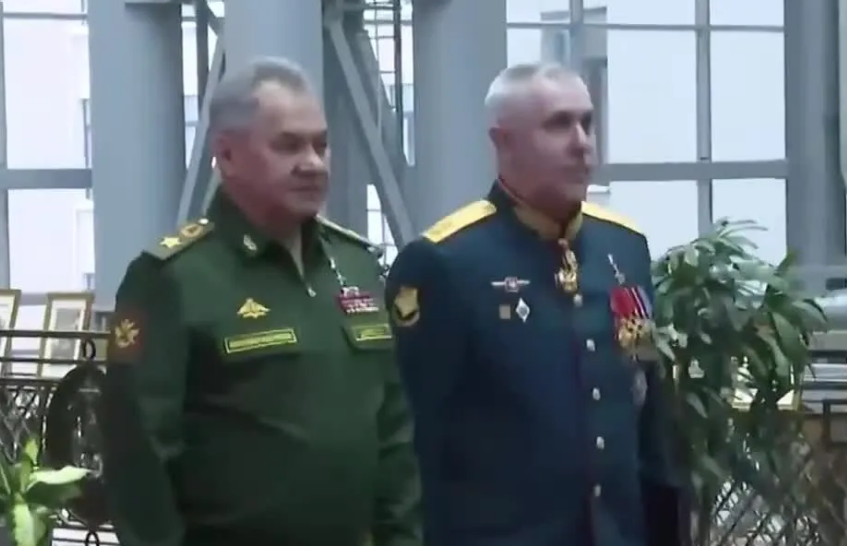 Шойгу урочисто вручив погони генералу Мурадову, який "поховав" під Вугледаром елітну бригаду російських морпіхів. ВІДЕО