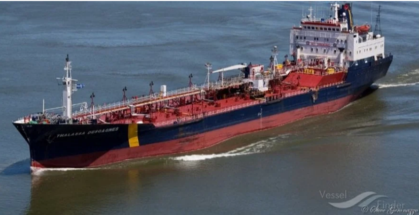 Знову всіх "переграли": сотні тисяч тонн російських нафтопродуктів застрягли у морі