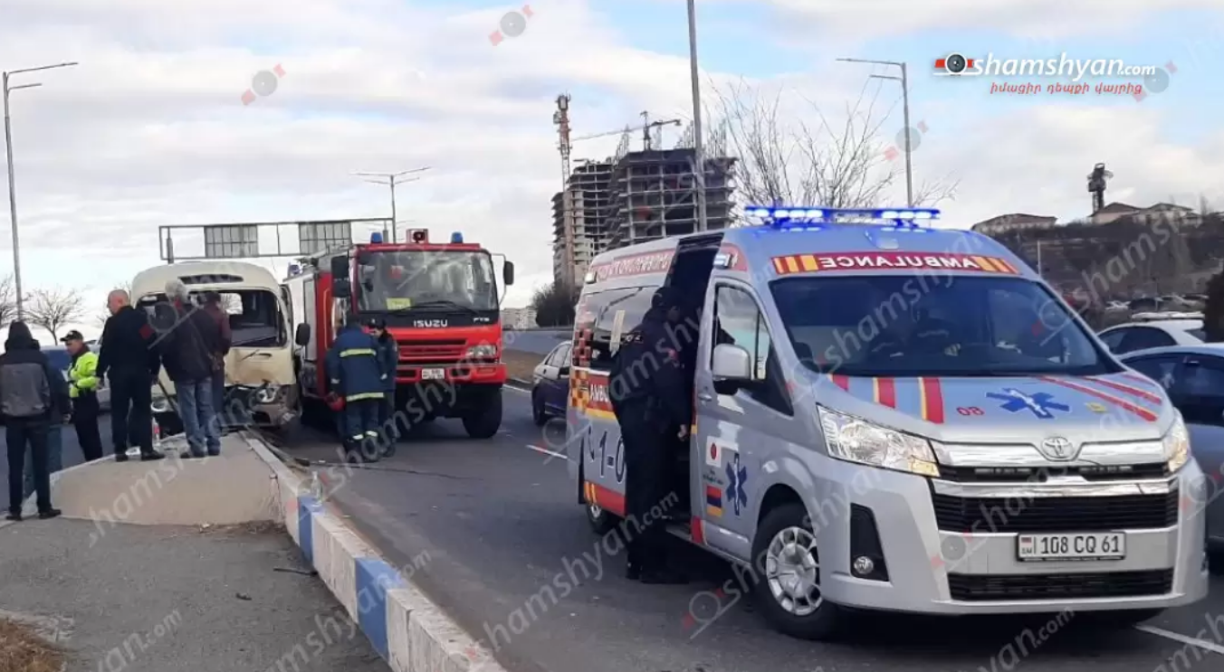 У столиці Вірменії автобус з працівниками уряду потрапив у ДТП: 13 осіб постраждали