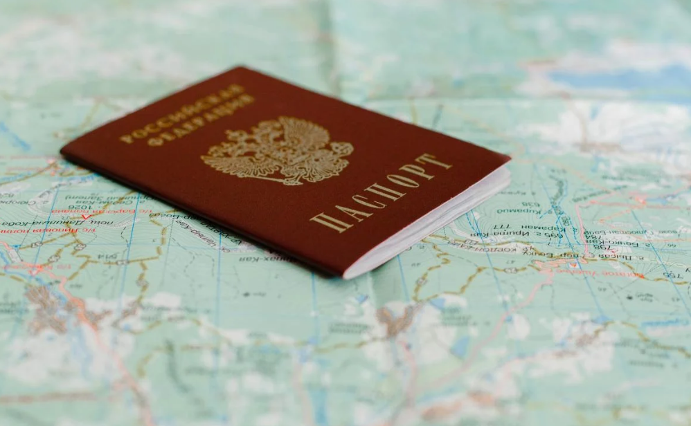 Путін закриває кордони: у РФ у співробітників держкомпаній забирають закордонні паспорти