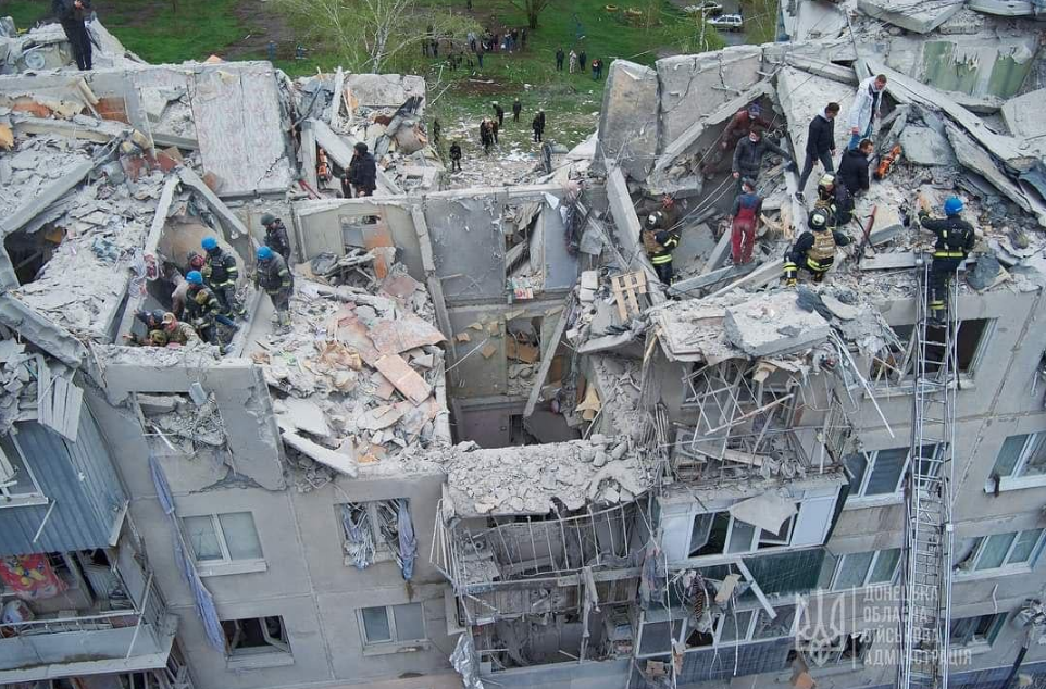 У Слов'янську з-під завалів зруйнованого ударом РФ будинку дістали дитину