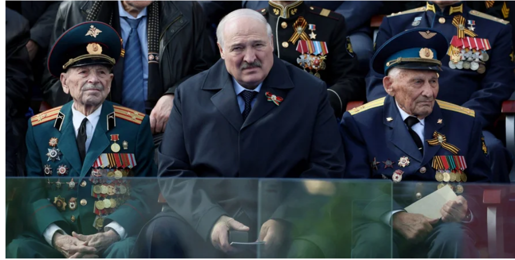 Лукашенко в Москві не зміг пройти пішки кілька сотень метрів і не з’явився на сніданок із Путіним. ВІДЕО