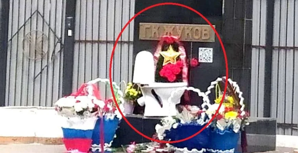 Біля пам’ятника Жукову у Казахстані 9 травня встановили унітаз. ФОТО