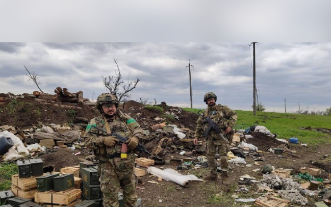 Українські військові показали сміття та боєприпаси, які окупанти кинули під час втечі з позицій під Бахмутом
