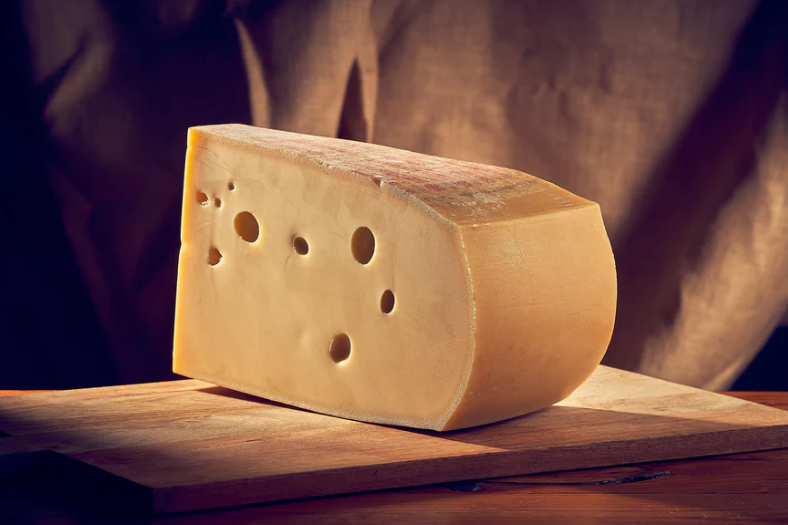 Швейцарія програла суд за коров’ячий сир із великими дірками