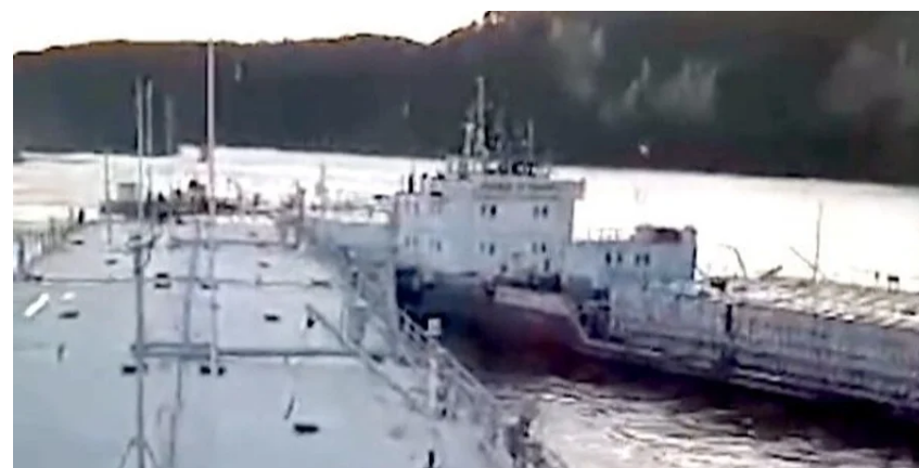 "Зараз нас в'ї*е". У РФ через п’яного капітана зіткнулися два танкери з пальним. ВІДЕО