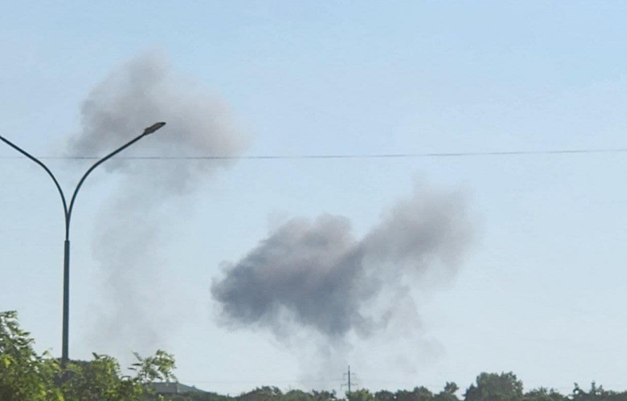 У Бердянську пролунали 11 вибухів  у районі аеропорту горить і детонує