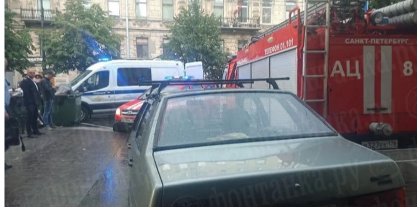 В Санкт-Петербурзі чоловік протаранив і підпалив двері військомата. ВІДЕО