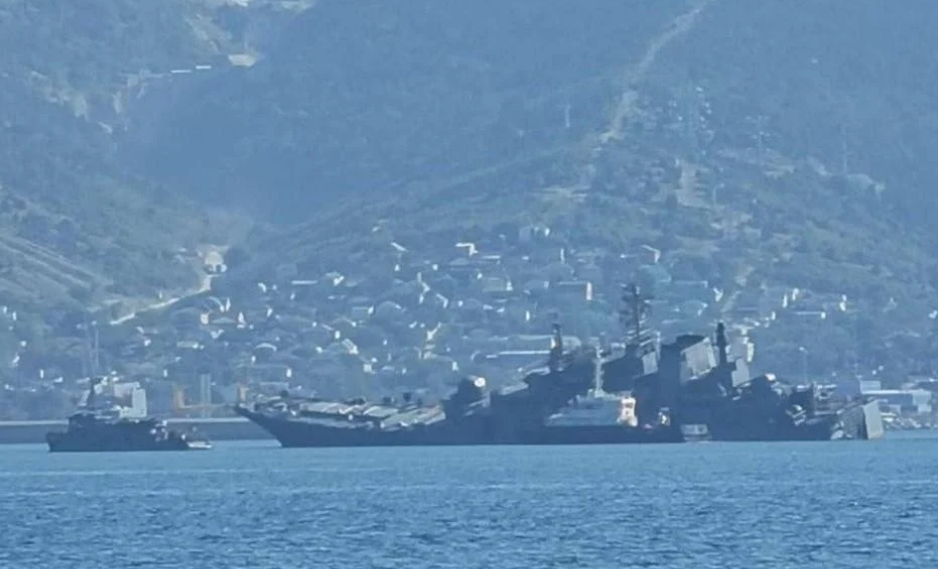Атака морських дронів: у Новоросійську тоне великий десантний корабель РФ. ВІДЕО