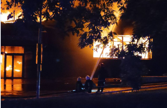 Пожежі, зруйнований гіпермаркет та постраждалі: що відомо про нічний обстріл Одеси