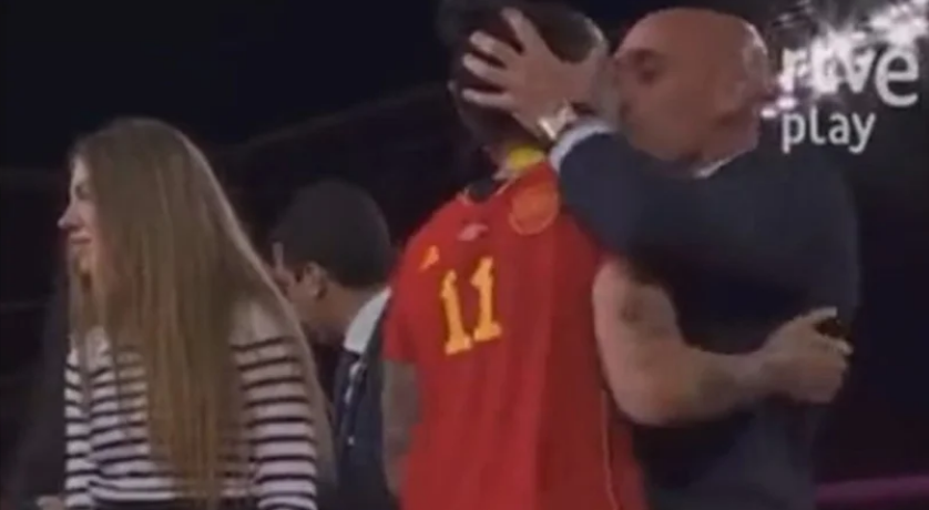 "Це просто огидно". У Іспанії розгорівся скандал після палкого поцілунку глави Федерації футболу з гравчинею збірної. ВІДЕО