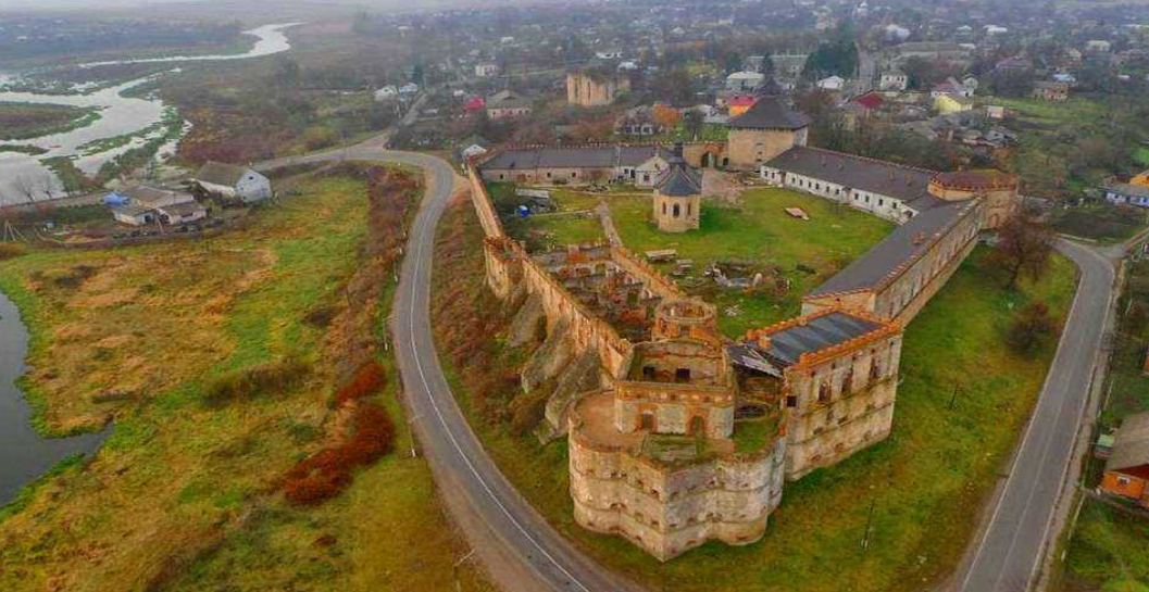 Росія пошкодила в Україні фортецю XVI століття. ФОТО