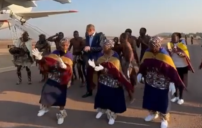 "Танець" Лаврова на аеродромі у ПАР спровокував принизливі глузування. ВІДЕО