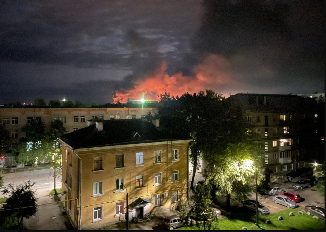 Масштабна нічна "бавовна" в Росії: де пролунали вибухи і що знищено