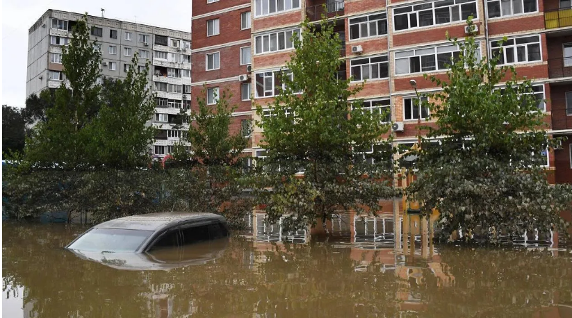 Вулиці перетворилися на річки, тонуть авто: російський Южно-Сахалінськ затопило через потужний тайфун. ФОТО, ВІДЕО