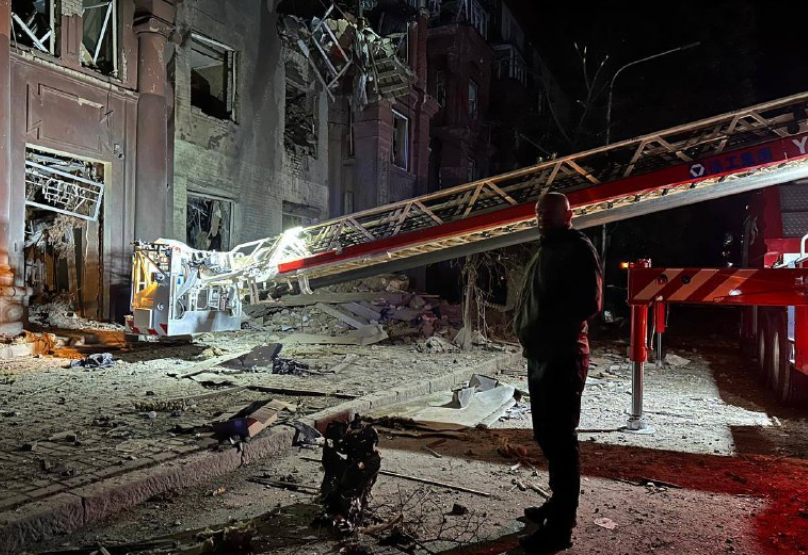 Росіяни обстріляли багатоповерхівку в Запоріжі: є загиблі та поранені