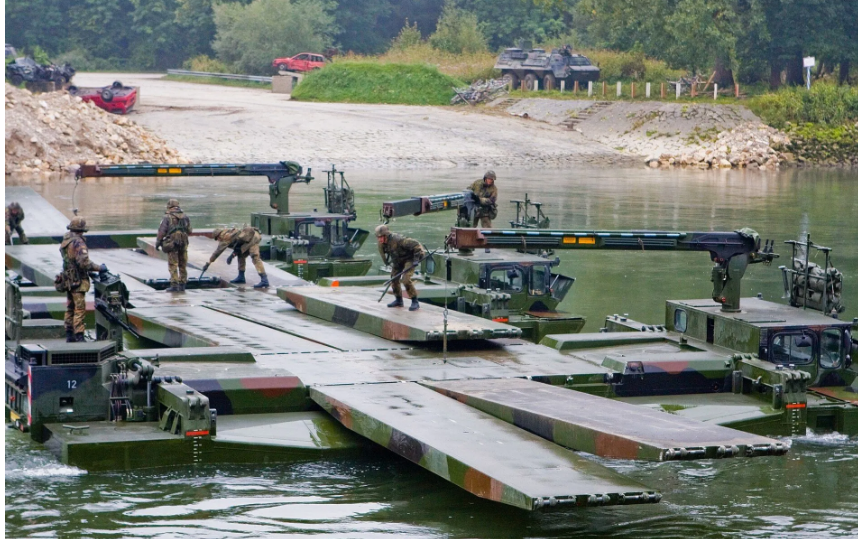 Українські військові в Нідерландах тренувалися форсувати річки на машинах Amphibious Rig: що про них відомо. ВІДЕО
